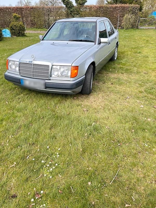 Second-hand Mercedes E280 193 CP (141 kW) 1992 Berlinǎ