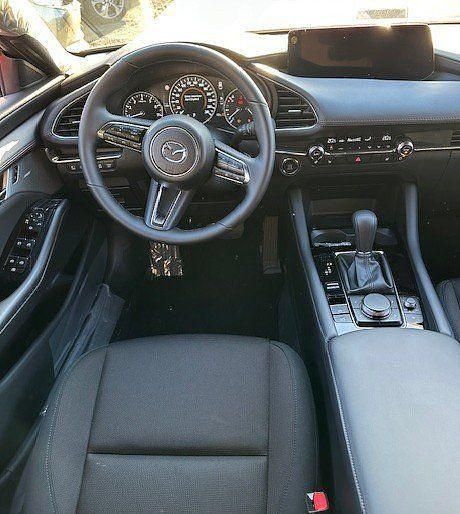 Neu Mazda 3 Exclusive 140 PS (102 kW) 2025 Soul red crystal m Limousine