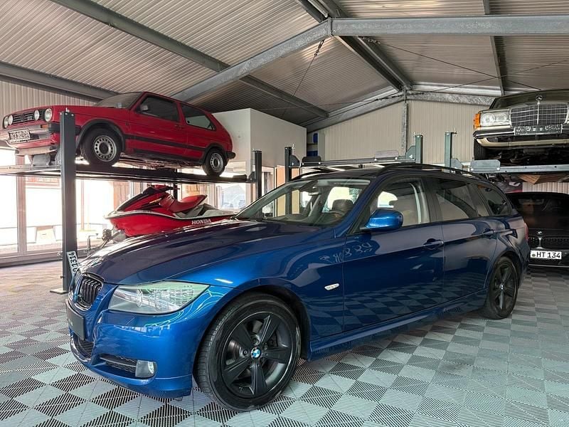 Gebraucht BMW 320 177 PS (130 kW) 2009 Blau Kombi