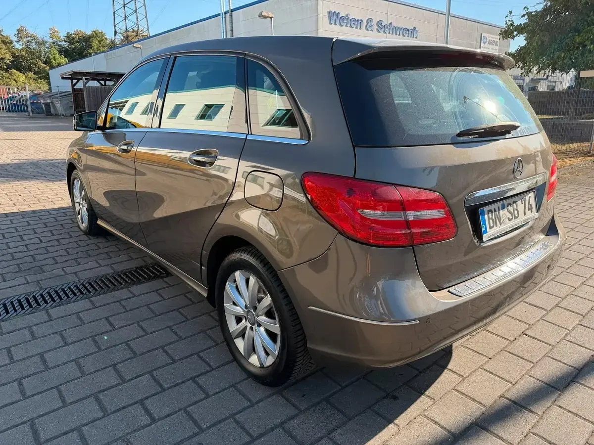 Gebraucht Mercedes B180 122 PS (89 kW) 2013 Gold Kleinwagen