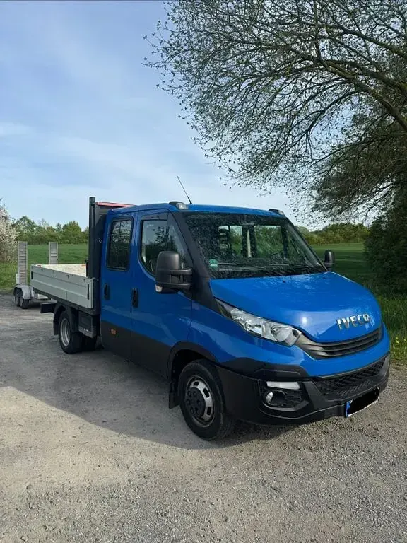 Second-hand Iveco Daily 179 CP (131 kW) 2019 Albastru Monovolum