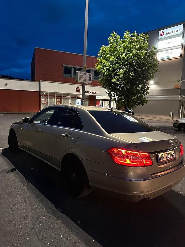 Gold Gebraucht 2010 Mercedes E350 Limousine | 7.999 € (Superpreis) - Bild 1/4