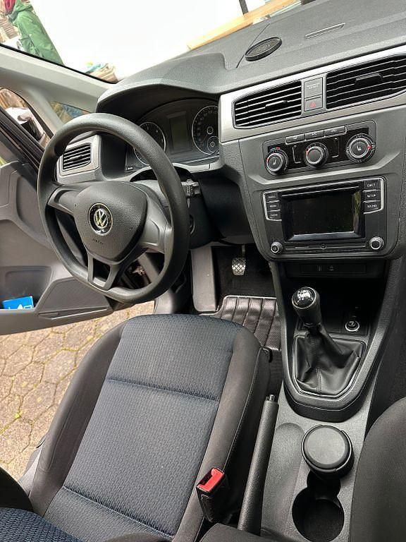 Gebraucht VW Caddy Trendline 75 PS (55 kW) 2016 Violet Van / Kleinbus