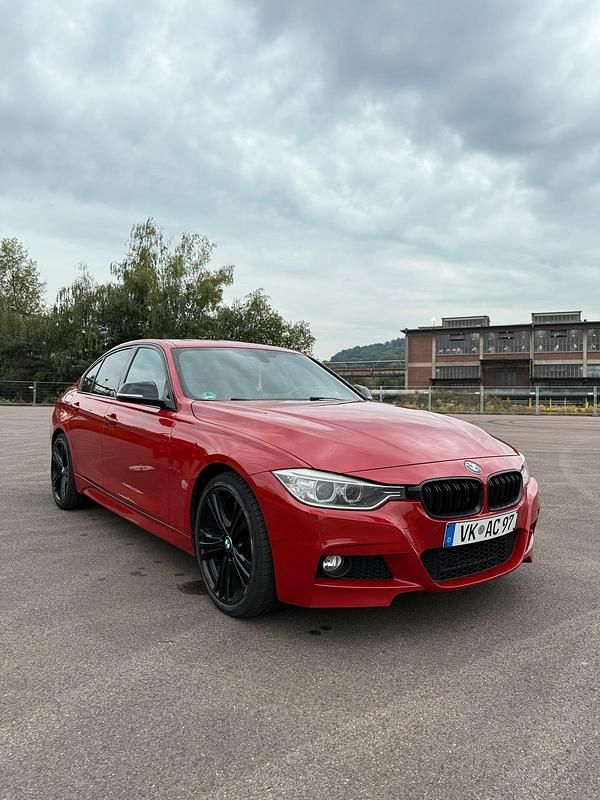 Rot Gebraucht 2012 BMW 320 M Sport Limousine | 11.000 € (Fairer Preis) - Bild 1/4