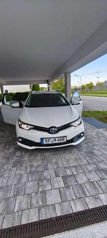 Weiß Gebraucht 2018 Toyota Auris Hybrid Team Kombi | 15.550 € (Fairer Preis) - Bild 1/4