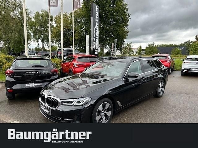 Black sapphire metallic Gebraucht 2023 BMW 520 Kombi | 31.840 € (Guter Preis) - Bild 1/4