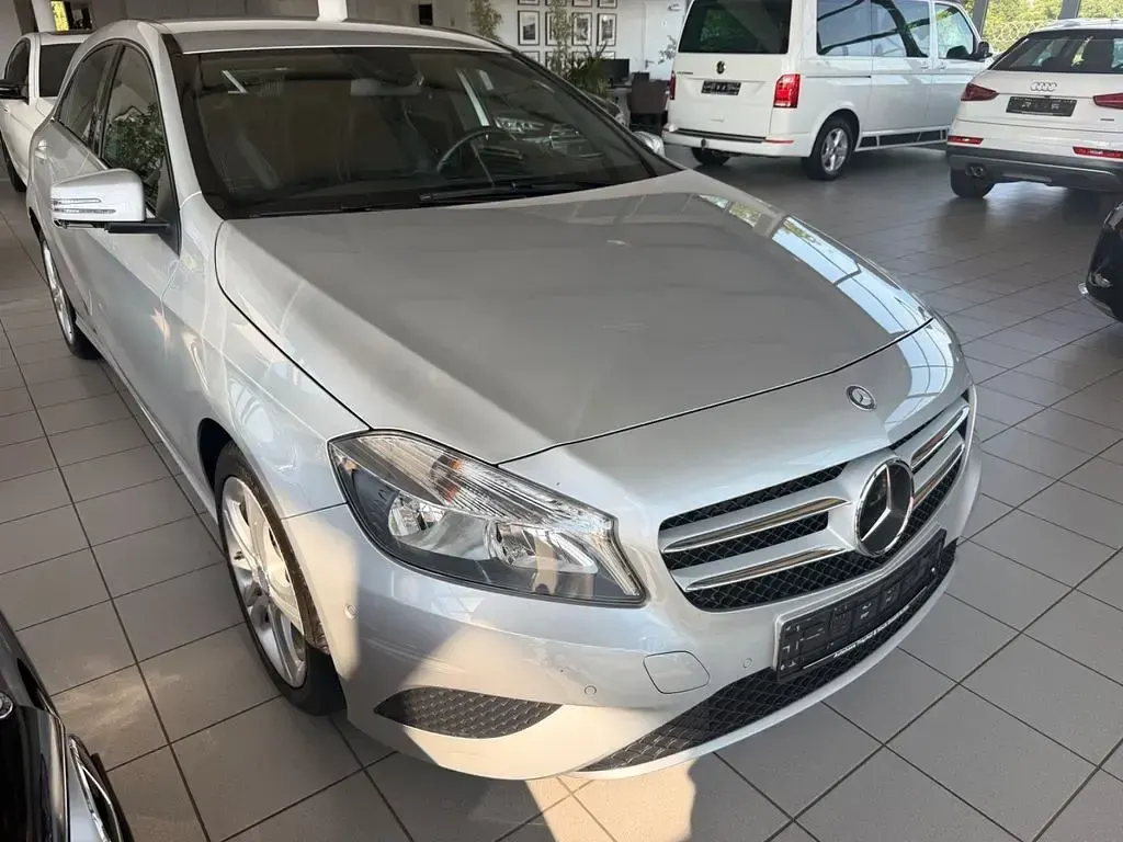 Gebraucht Mercedes A180 122 PS (89 kW) 2012 Silber Kleinwagen