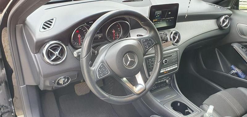 Gebraucht Mercedes GLA220 Urban 177 PS (130 kW) 2017 Schwarz SUV