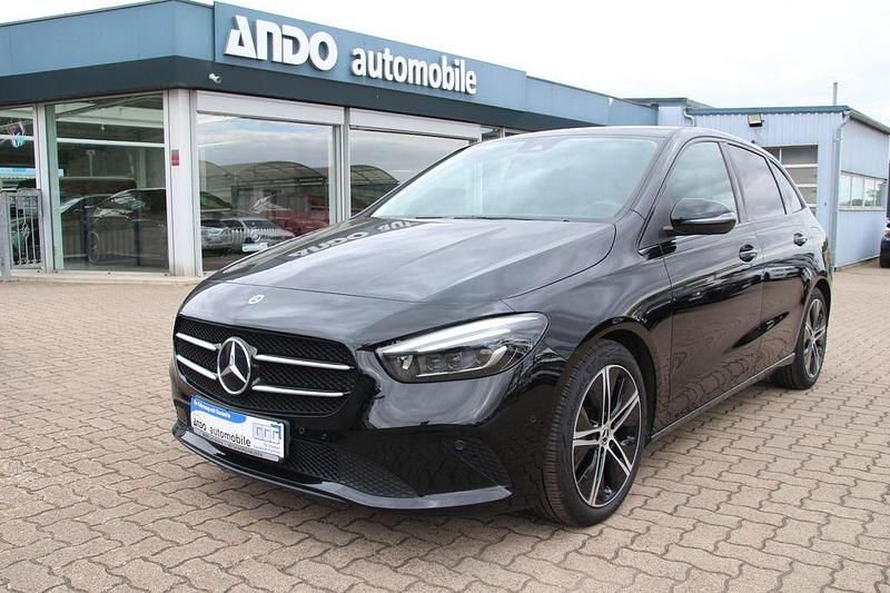 Schwarz Gebraucht 2022 Mercedes B180 Van / Kleinbus | 21.990 € (Superpreis) - Bild 1/4