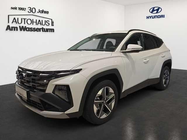 Atlas white / sol Neu 2025 Hyundai Tucson Trend SUV | 36.899 € (Fairer Preis) - Bild 1/4
