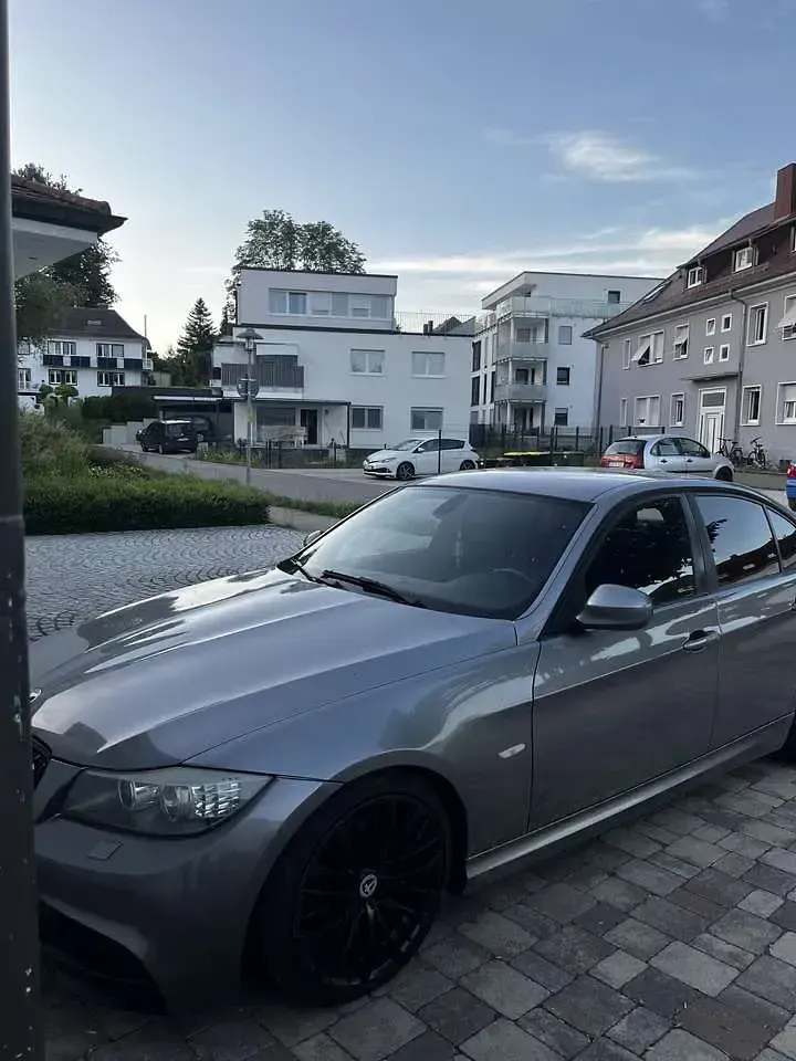 Gebraucht BMW 318 143 PS (105 kW) 2009 Grau Limousine