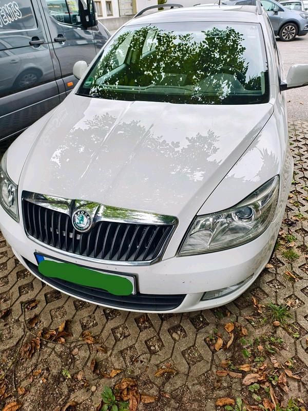 Weiß Gebraucht 2013 Skoda Octavia Kombi | 5.200 € (Teuer) - Bild 1/4