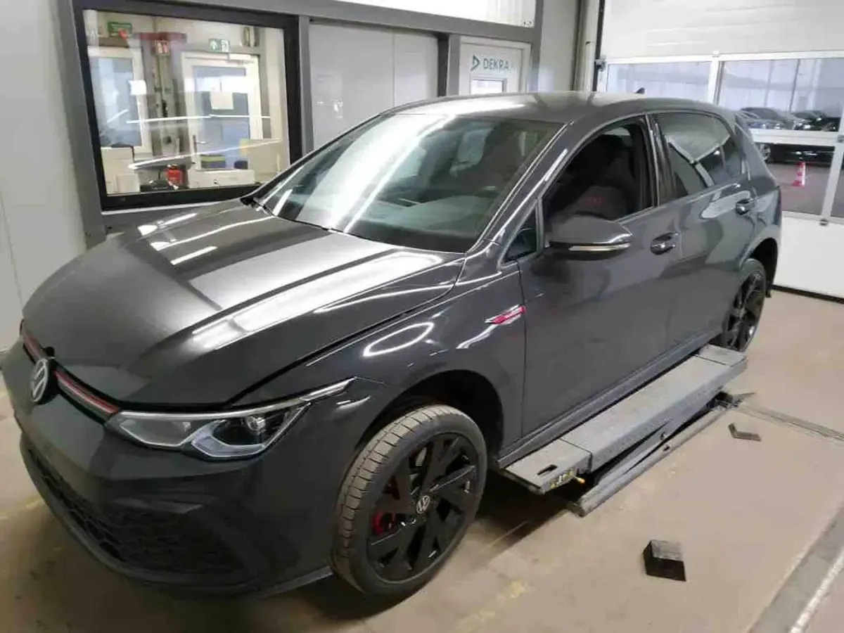 Gebraucht VW Golf VIII GTI 245 PS (180 kW) 2024 Grau Limousine