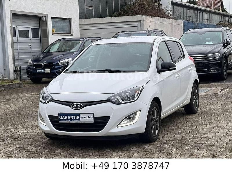 Weiß Gebraucht 2016 Hyundai i20 Style Limousine | 9.999 € (Guter Preis) - Bild 1/4