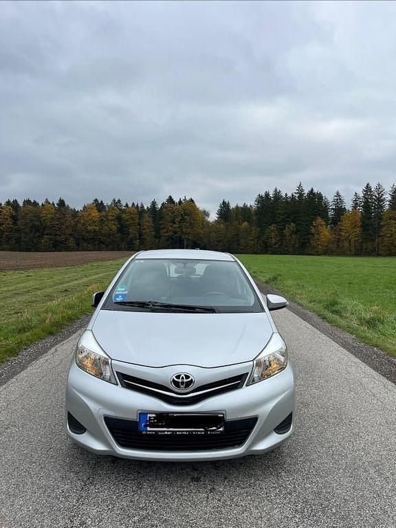 Silber Gebraucht 2012 Toyota Yaris Life Limousine | 4.900 € (Fairer Preis) - Bild 1/4