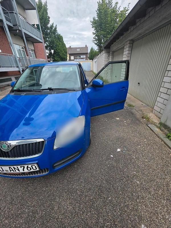 Blau Gebraucht 2009 Skoda 105 Limousine | 2.150 € - Bild 1/4