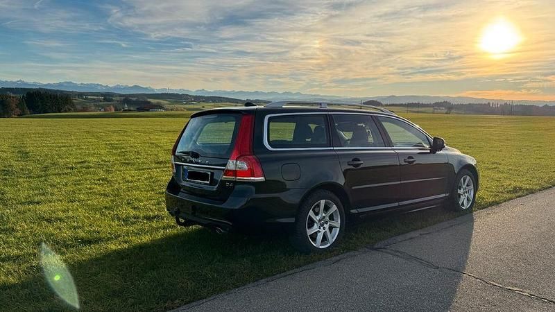 Schwarz Gebraucht 2015 Volvo V70 Summum Kombi | 17.599 € - Bild 1/4