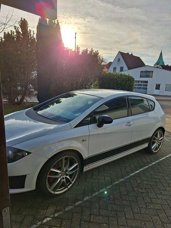 Weiß Gebraucht 2012 Cupra Leon Limousine | 8.400 € (Superpreis) - Bild 1/4