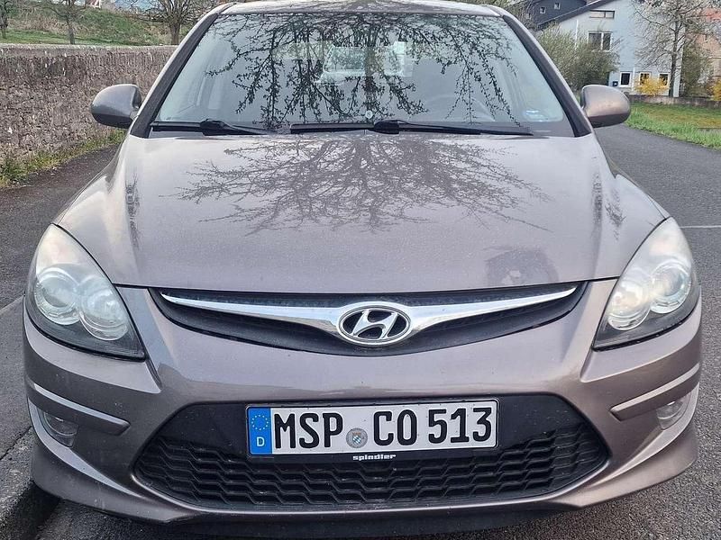 Gebraucht Hyundai i30 Style 116 PS (85 kW) 2011 Braun Limousine