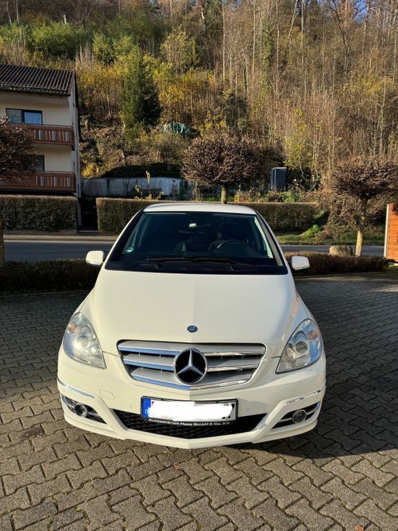 Weiß Gebraucht 2010 Mercedes B180 Van / Kleinbus | 9.999 € (Teuer) - Bild 1/4