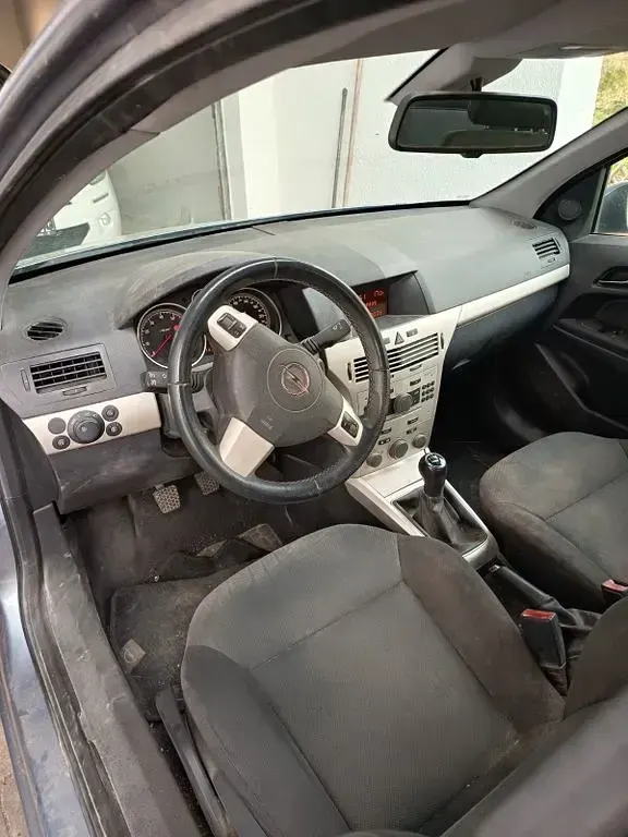 Usado Opel Astra 105 HP (77 kW) 2007 Sedan