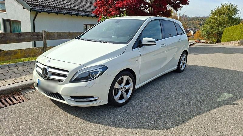 Weiß Gebraucht 2012 Mercedes 200 Limousine | 8.990 € (Guter Preis) - Bild 1/4