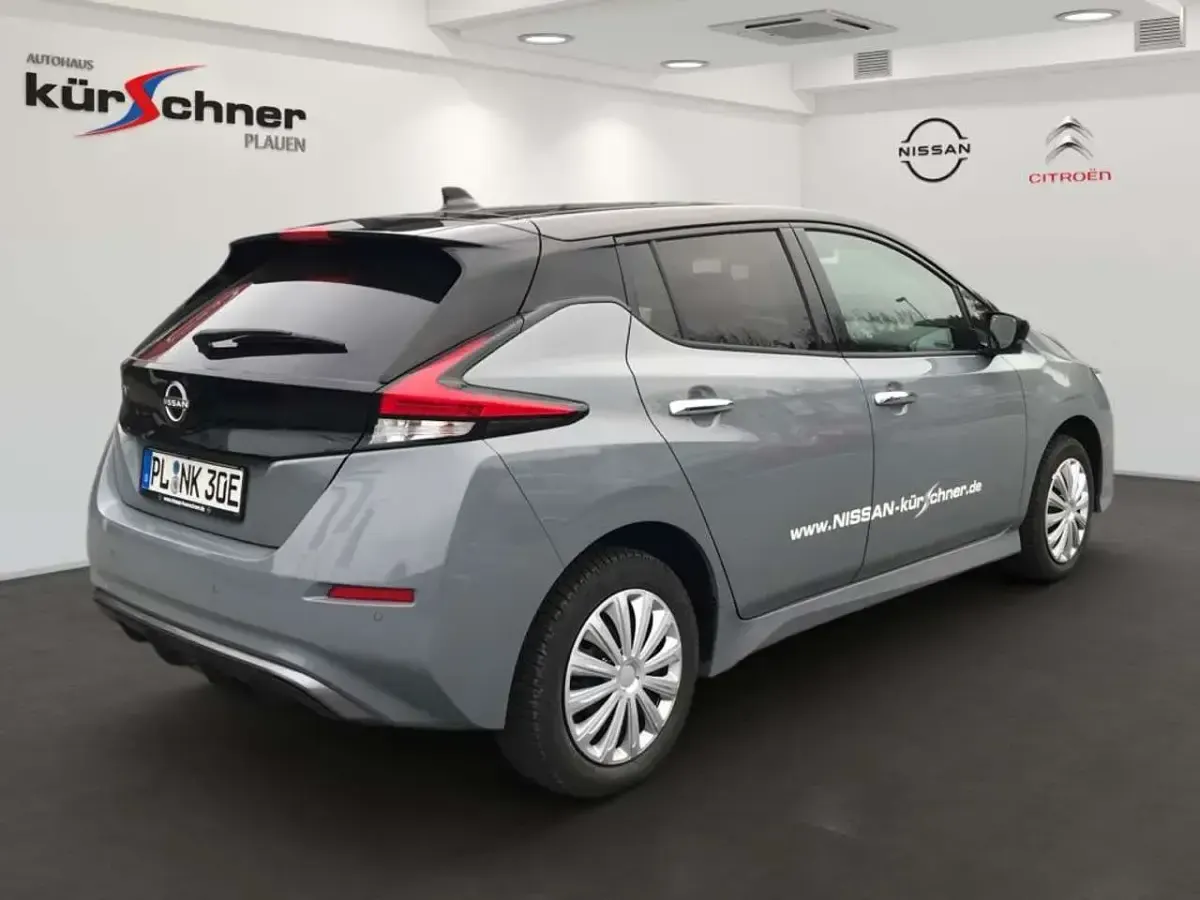 Gebraucht Nissan Leaf Tekna 160 kW (218 PS) 2023 Ceramic grey p/black m Kleinwagen