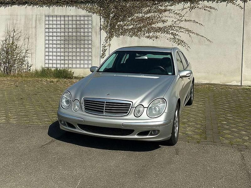Silber Gebraucht 2004 Mercedes E220 Classic Limousine | 2.999 € (Fairer Preis) - Bild 1/4