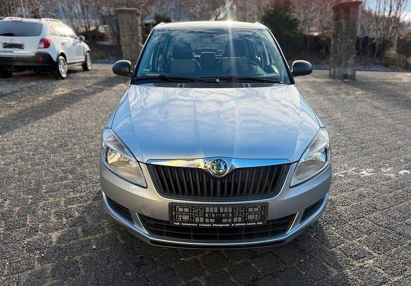Silber Gebraucht 2011 Skoda Fabia Classic Limousine | 4.299 € (Fairer Preis) - Bild 1/4