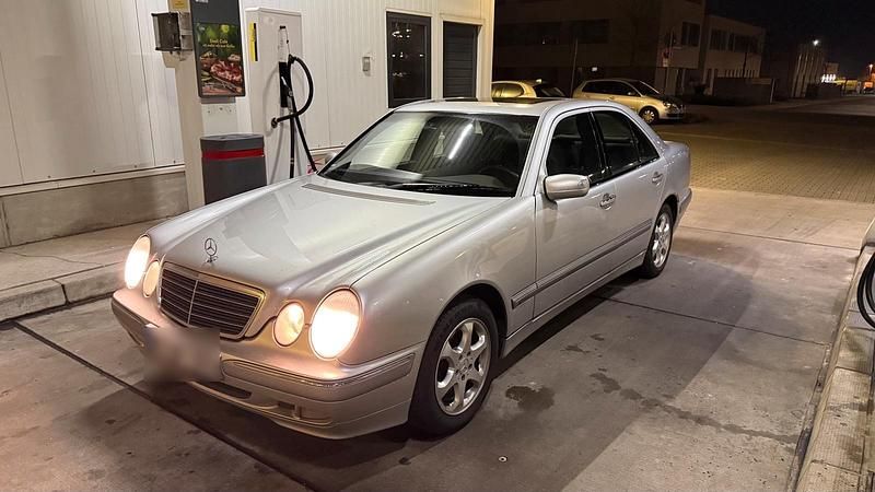 Gebraucht Mercedes E320 Elegance 197 PS (144 kW) 2001 Silber Limousine
