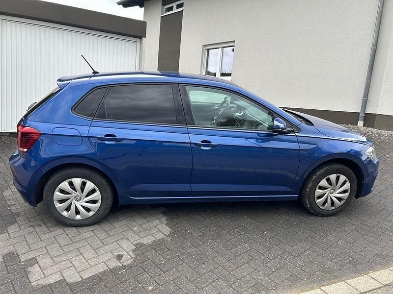 Gebraucht VW Polo Comfortline 75 PS (55 kW) 2018 Blau Kleinwagen