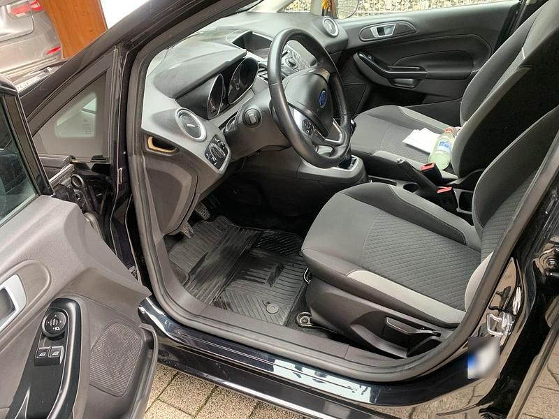 Gebraucht Ford Fiesta 82 PS (60 kW) 2015 Schwarz Kleinwagen