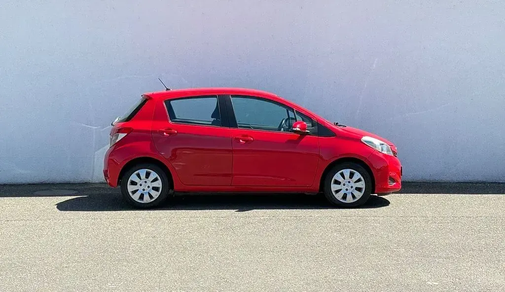 Gebraucht Toyota Yaris Life 69 PS (50 kW) 2012 Rot Kleinwagen