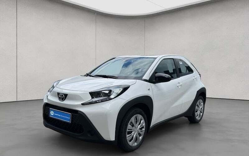 Beige Neu 2025 Toyota Aygo Play Kleinwagen | 16.990 € - Bild 1/4