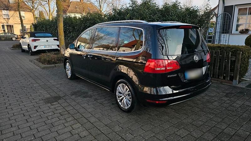 Second-hand VW Sharan 140 CP (102 kW) 2012 Negru Monovolum
