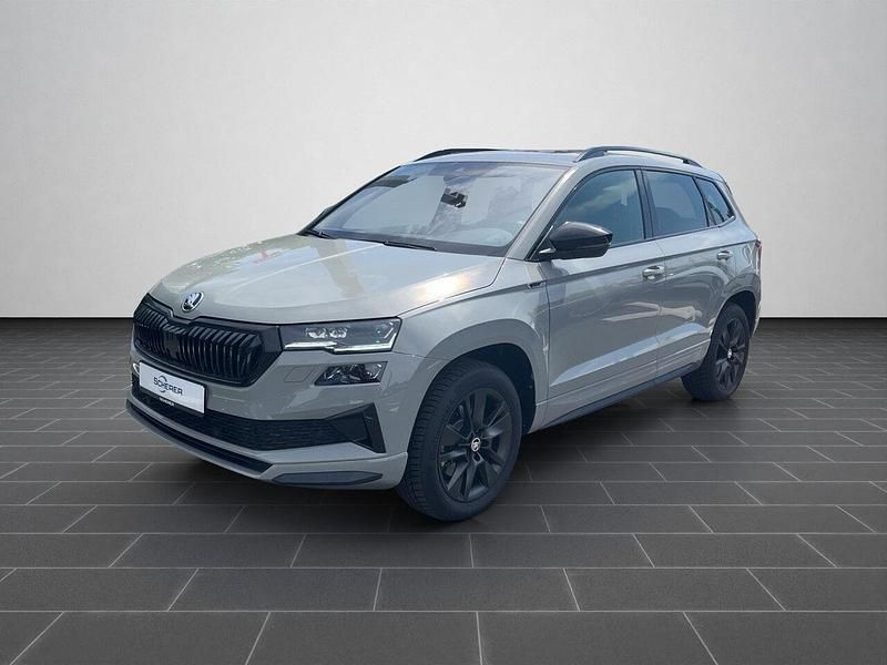 Steelgrau Gebraucht 2024 Skoda Karoq SportLine SUV | 39.990 € (Fairer Preis) - Bild 1/4