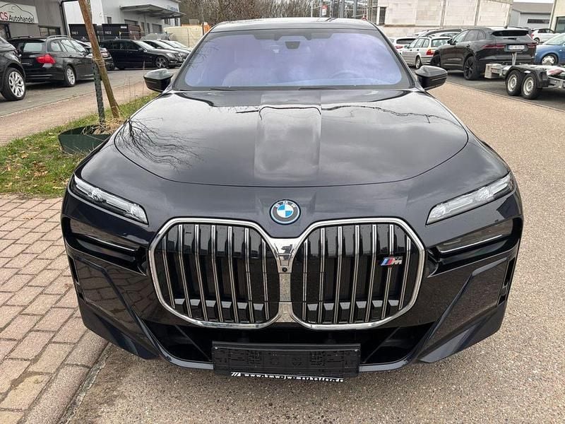 Schwarz Gebraucht 2024 BMW 750e M Sport Limousine | 126.900 € (Fairer Preis) - Bild 1/1