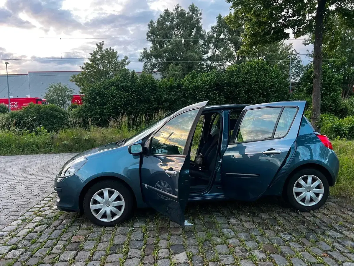 Gebraucht Renault Clio II 88 PS (64 kW) 2006 Blau Limousine