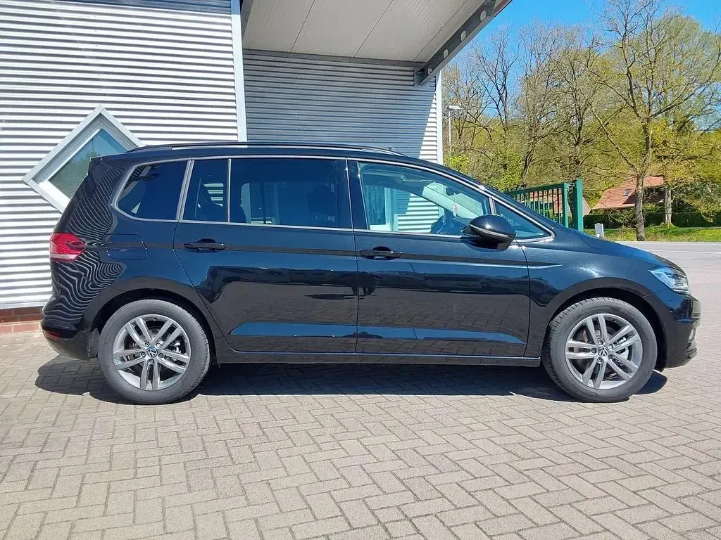 Gebraucht VW Touran Comfortline 150 PS (110 kW) 2025 Schwarz metallic Van / Kleinbus