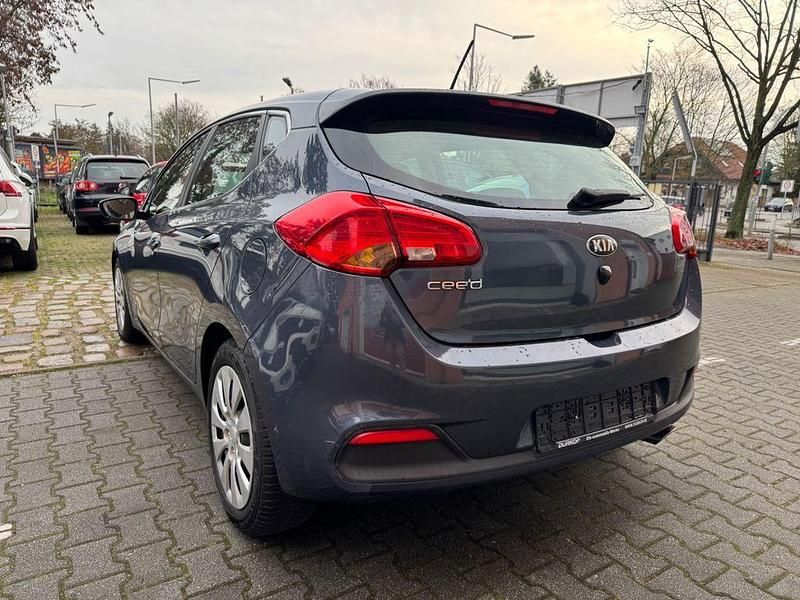 Gebraucht Kia Ceed Vision 135 PS (99 kW) 2012 Blau Kleinwagen