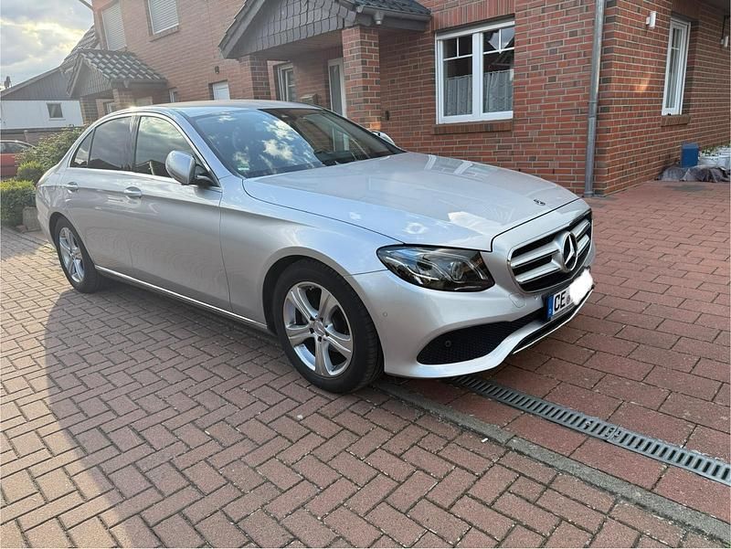 Silber Gebraucht 2016 Mercedes E220 Avantgarde Limousine | 24.340 € (Guter Preis) - Bild 1/4