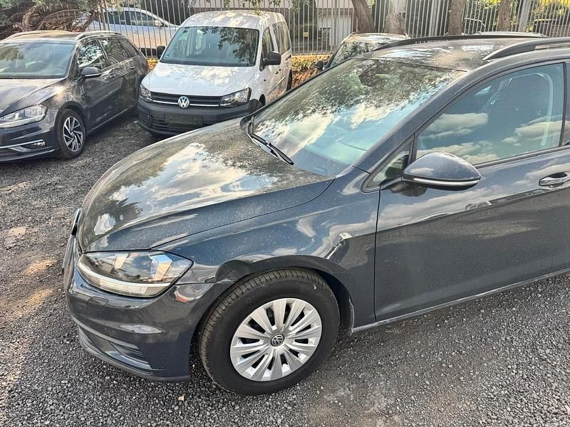 Schwarz Gebraucht 2018 VW Golf VII Comfortline Kombi | 8.140 € (Superpreis) - Bild 1/1