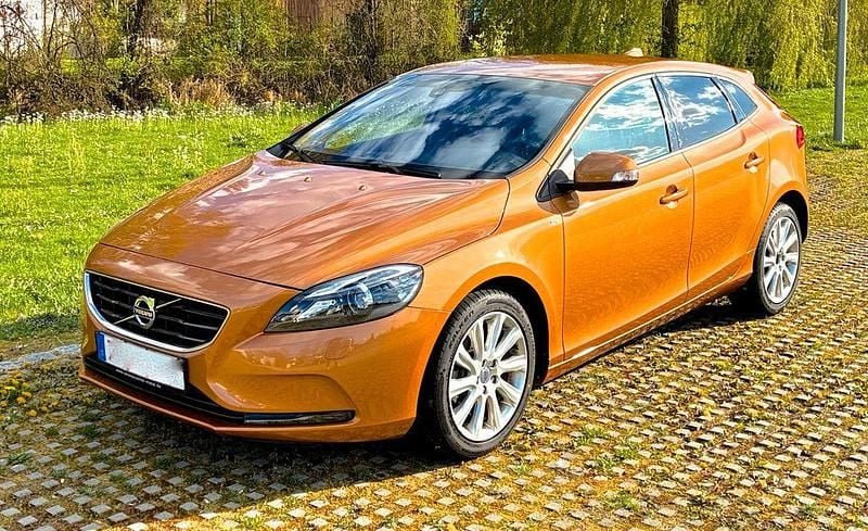Second-hand Volvo V40 177 CP (130 kW) 2012 Auriu Hatchback