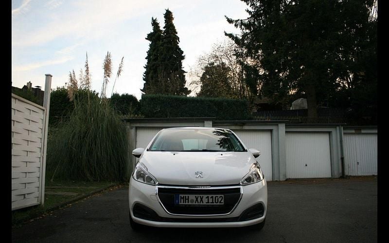 Weiß Gebraucht 2016 Peugeot 208 Active Kleinwagen | 3.999 € (Guter Preis) - Bild 1/4