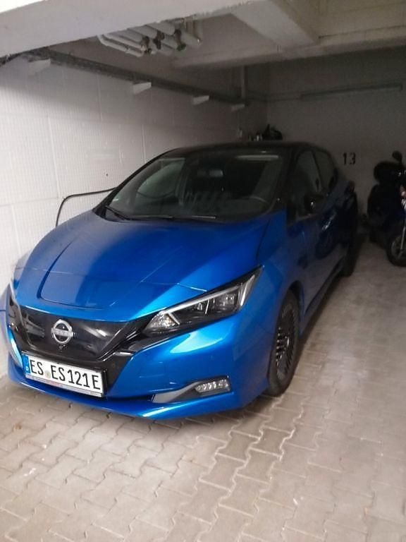 Blau Gebraucht 2022 Nissan Leaf Tekna Kleinwagen | 17.800 € (Etwas zu teuer) - Bild 1/3