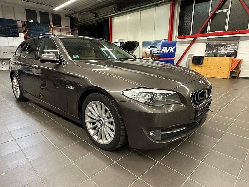 Braun Gebraucht 2011 BMW 530 Kombi | 9.799 € (Superpreis) - Bild 1/4