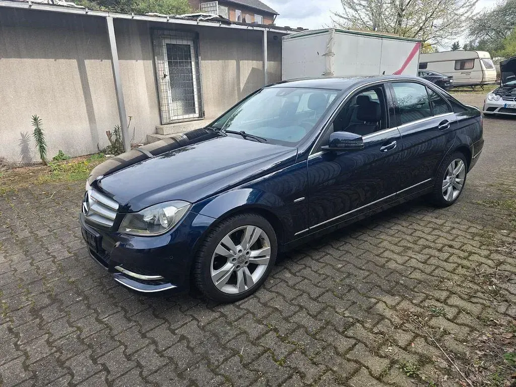 Gebraucht Mercedes C350 Elegance 306 PS (225 kW) 2011 Blau Limousine