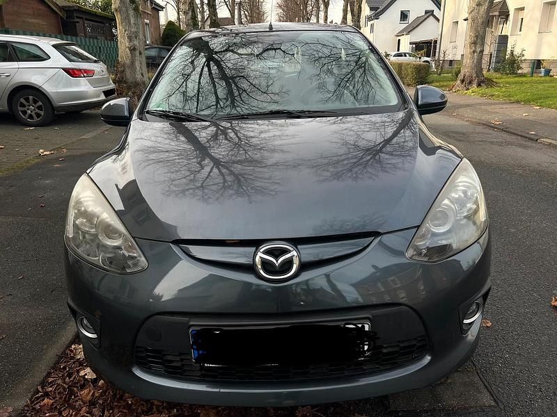 Grau Gebraucht 2010 Mazda 2 Kleinwagen | 4.400 € - Bild 1/4