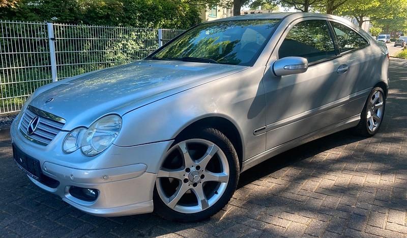 Silber Gebraucht 2006 Mercedes C200 Sport Edition Coupé | 3.250 € (Fairer Preis) - Bild 1/4