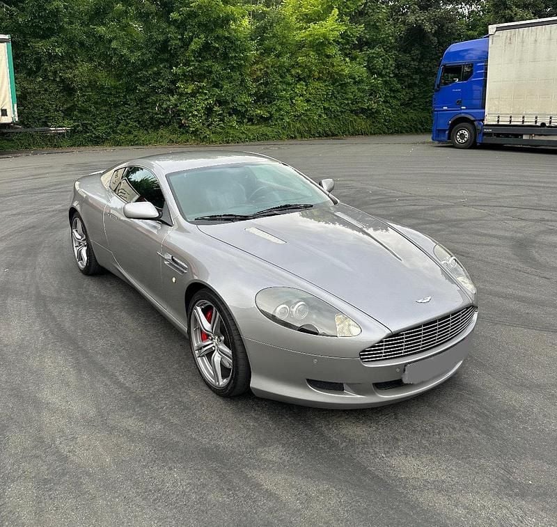 Silber Gebraucht 2008 Aston Martin DB9 Coupé | 51.900 € - Bild 1/4